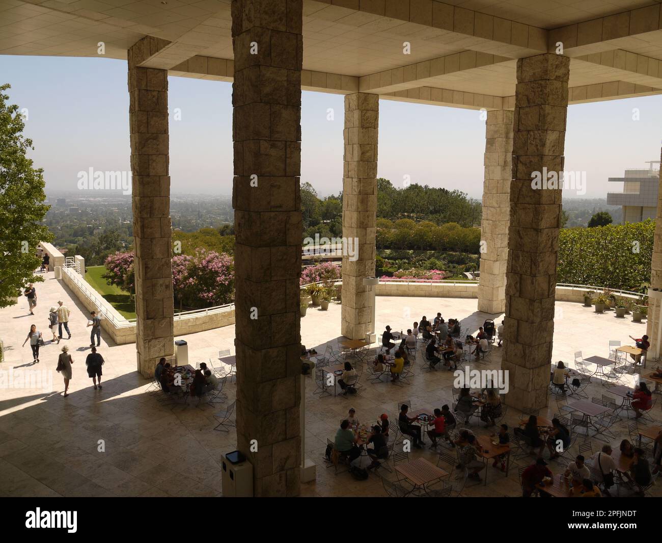 Vous pourrez profiter de l'ombre du Getty Center Garden Terrace Cafe, en regardant vers Central Garden - 9 août 2017 Banque D'Images
