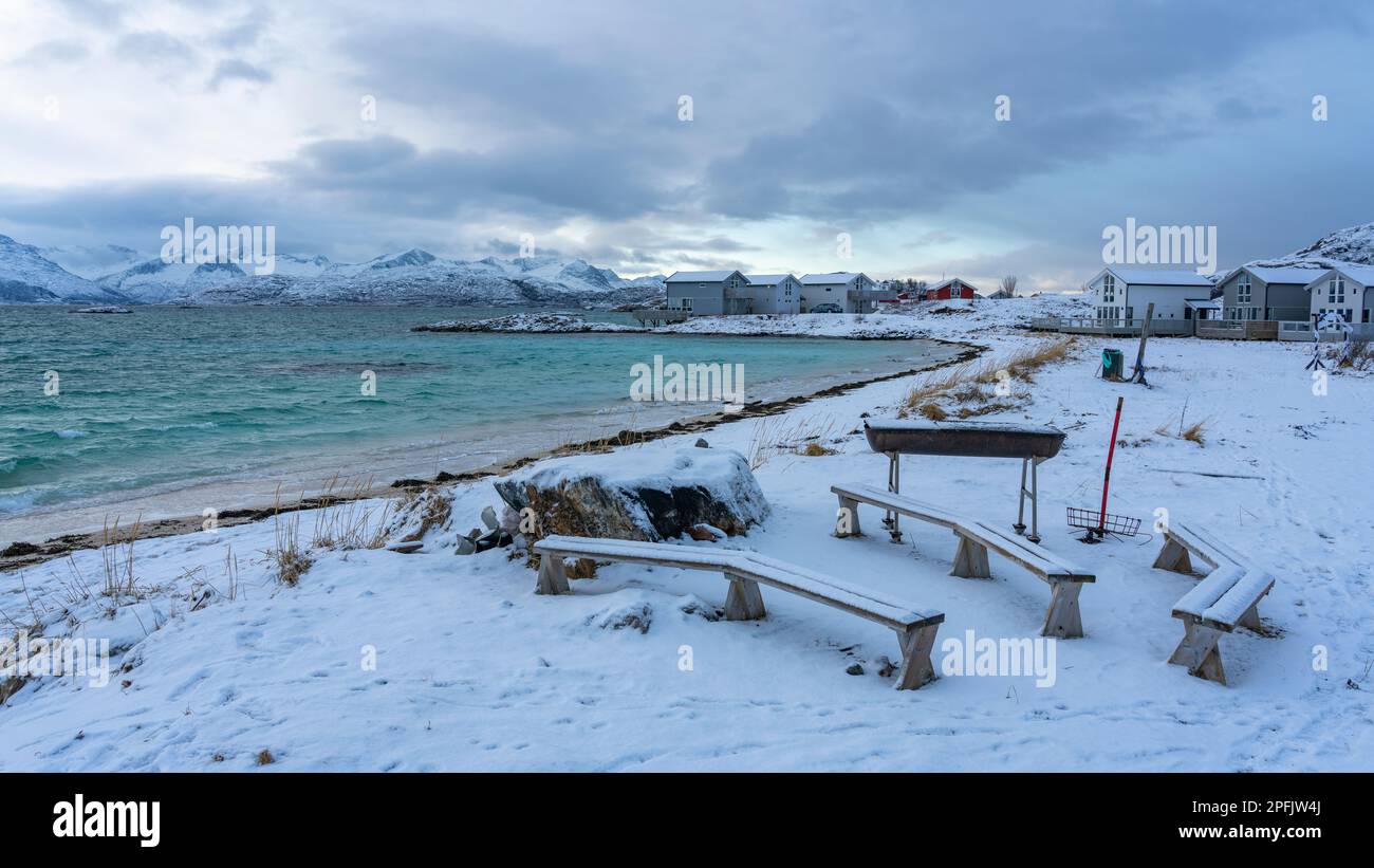Sitzbereich am Strand von Hillesøya, Grillplatz am Ufer des Nordatlantiks à Troms, Norwegen. Morgenstimmung am verschneiten Strand der Insel Sommarøy Banque D'Images