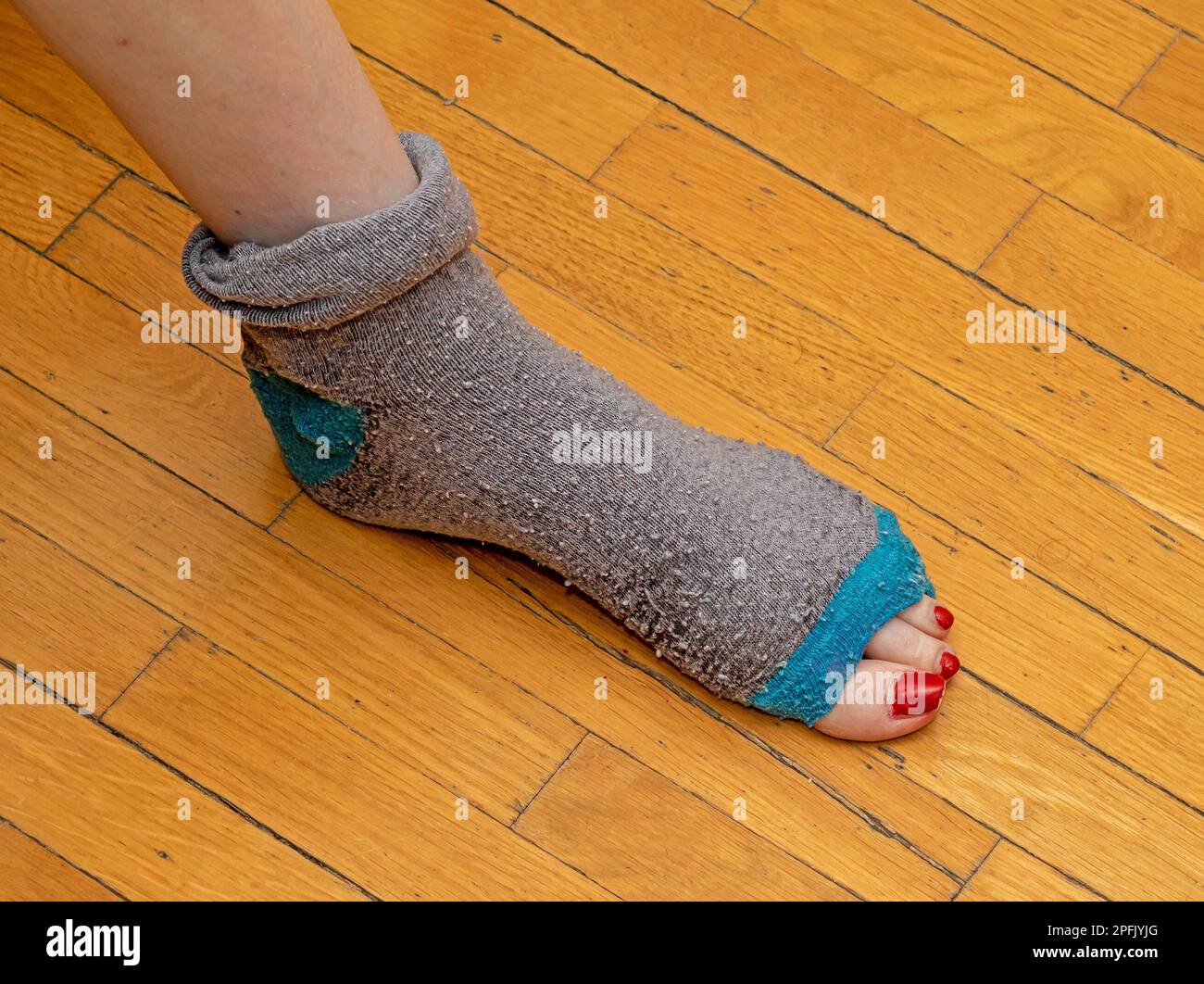 Vieille chaussette collant complètement déchirée avec les orteils de pied  dehors Photo Stock - Alamy
