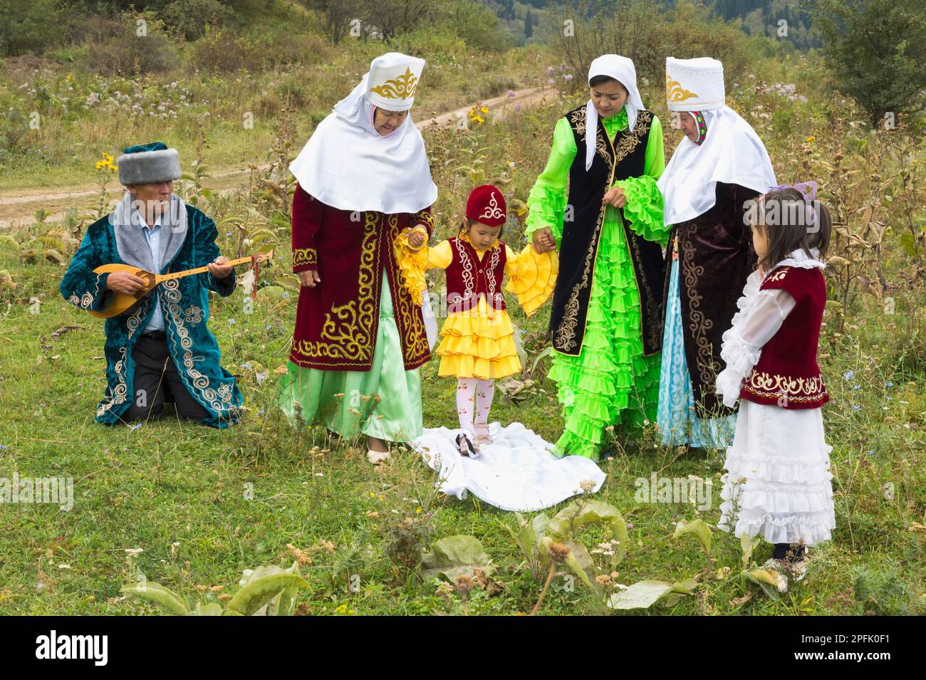 Cérémonie de Tussau Kesu connue sous le nom de couper la menace, village ethnographique kazakh d'Aul gunny, ville de Talgar, Almaty, Kazakhstan, Asie centrale Banque D'Images