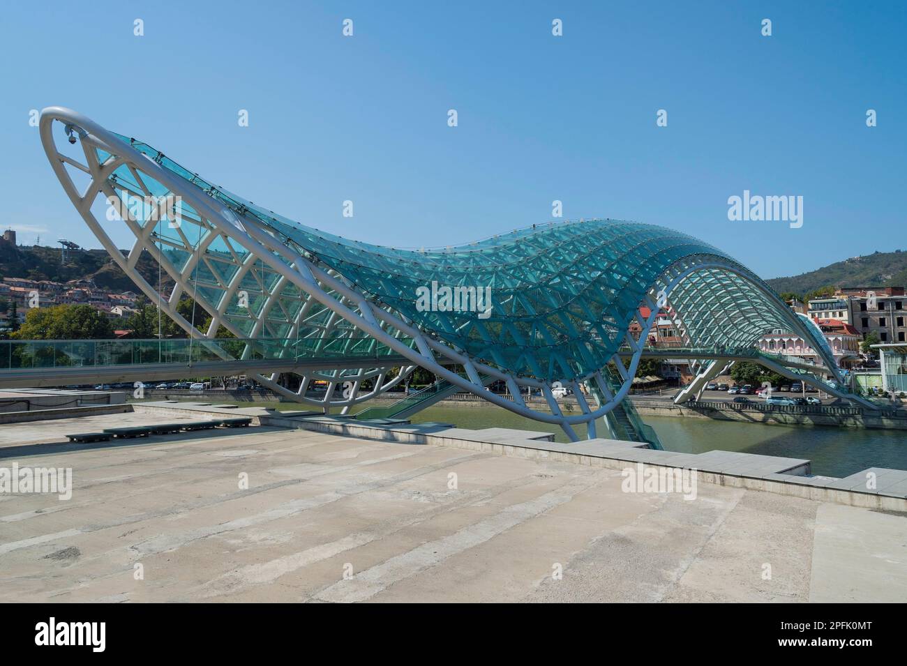 Pont Peace au-dessus de la rivière Mtkvari, conçu par l'architecte italien Michele de Lucci, Tbilissi, Caucase, Moyen-Orient, Géorgie Banque D'Images