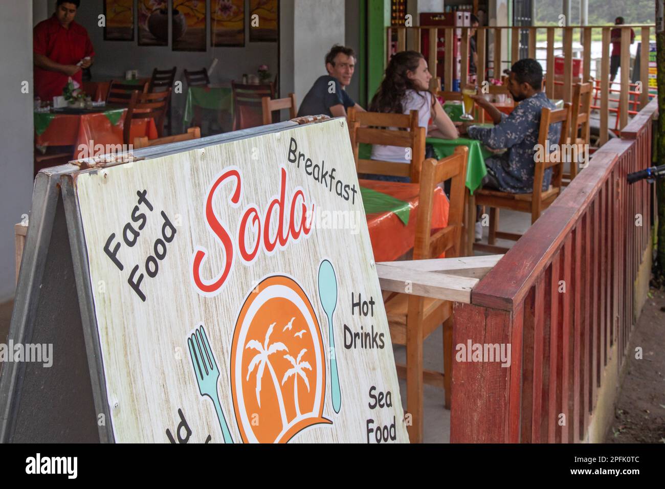 Tortuguero, Costa Rica - Un petit restaurant servant des plats traditionnels costariciens, dans un petit village de la côte des Caraïbes, à côté de Tortugu Banque D'Images