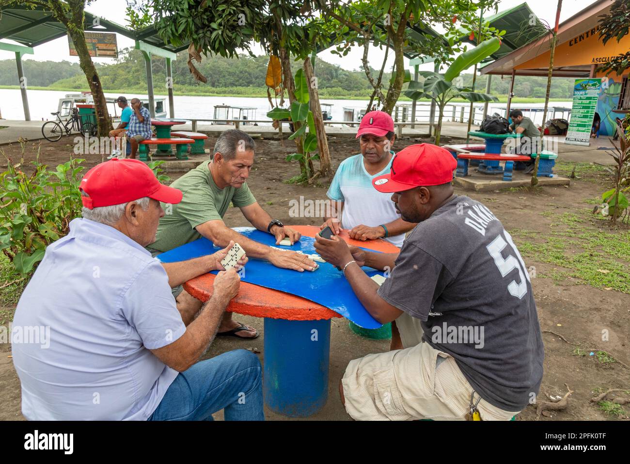 Tortuguero, Costa Rica - les hommes jouent des dominos dans un petit village de la côte des Caraïbes, à côté du parc national de Tortuguero. Banque D'Images