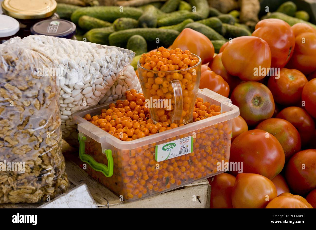 Fruits de mer Buckthorn (Hippophae rhamnoides), en vente sur le marché des fruits et légumes, Sigishoara, Transylvanie, Roumanie, Europe Banque D'Images