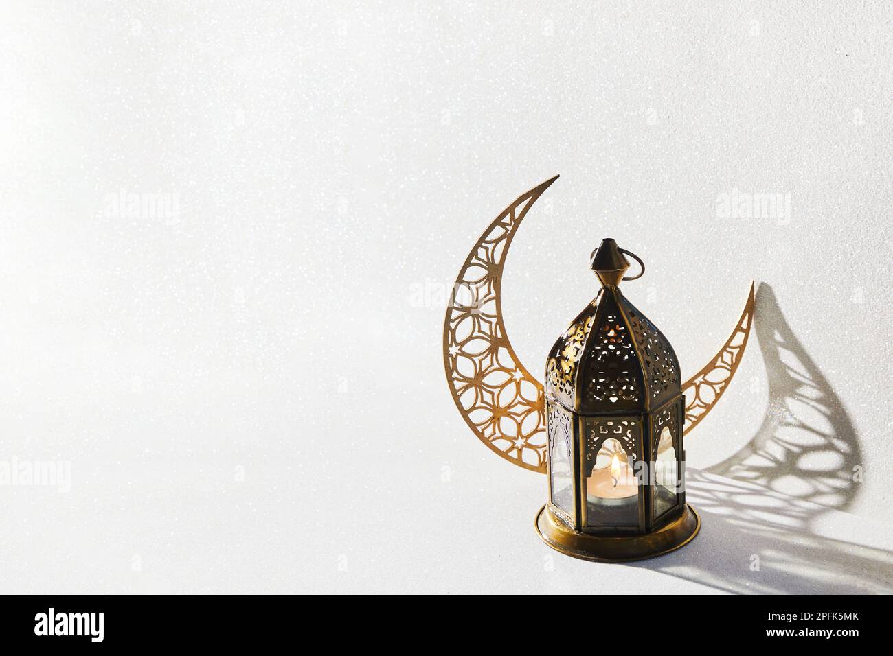Le mois Saint musulman Ramadan Kareem - Lanterne arabe ornementale avec bougie en feu. Banque D'Images