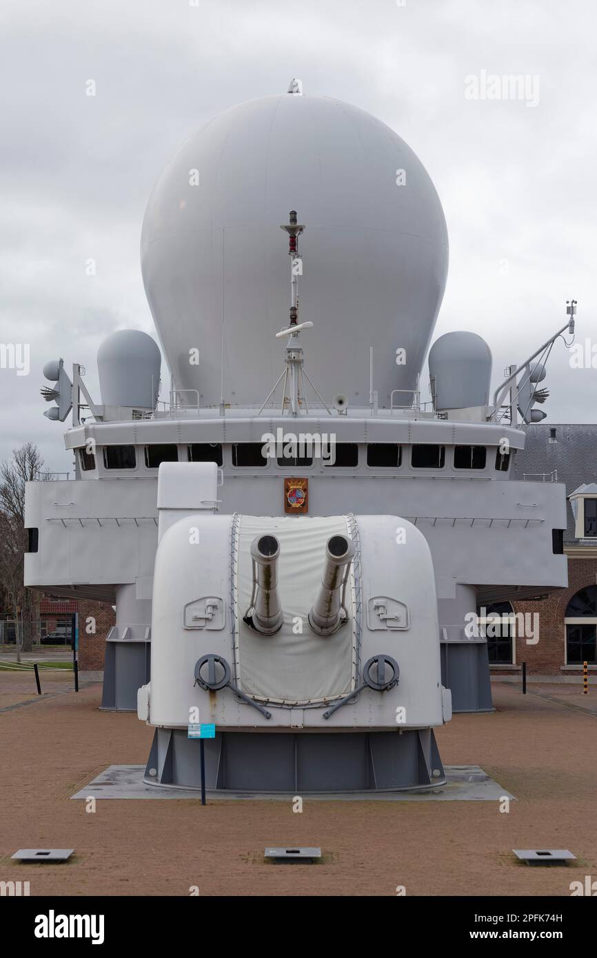 Pont de commandement et dôme radar frégate de missile guidée HR. Mme de Ruyter, ancien navire de guerre de la Marine néerlandaise, Musée naval, Den Helder, province du Nord Banque D'Images