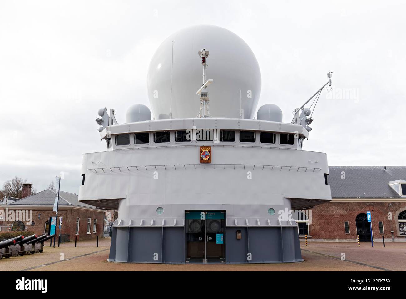 Pont de commandement et dôme radar frégate de missile guidée HR. Mme de Ruyter, ancien navire de guerre de la Marine néerlandaise, Musée naval, Den Helder, province du Nord Banque D'Images