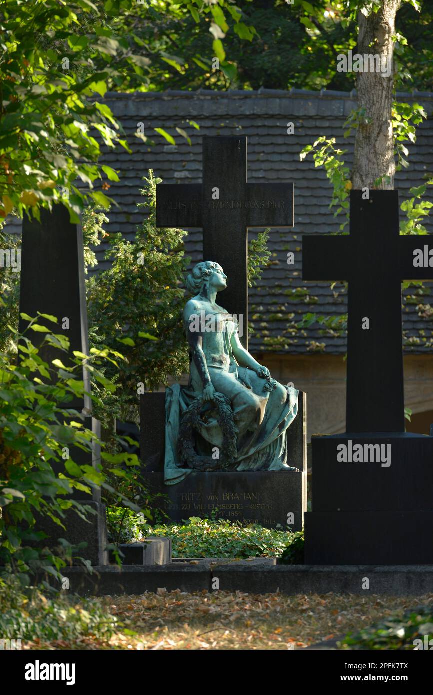 Personnage en deuil, Stadtgottesacker, Gottesackerstrasse, Halle an der Saale, Saxe-Anhalt, Allemagne Banque D'Images