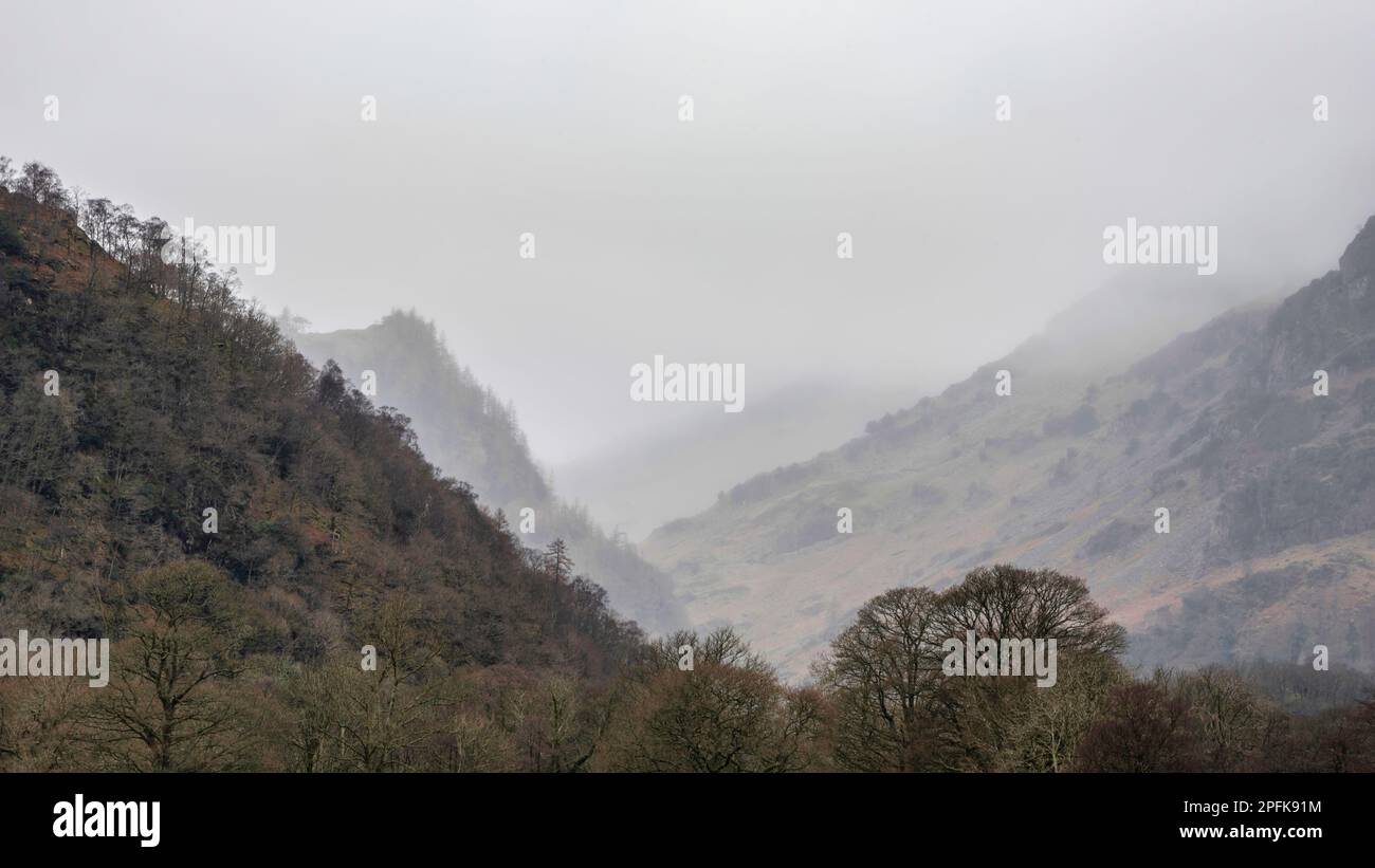 Magnifique paysage du matin d'hiver, vue sur Manesty Park en direction de la montagne Castle Crag en arrière-plan Banque D'Images