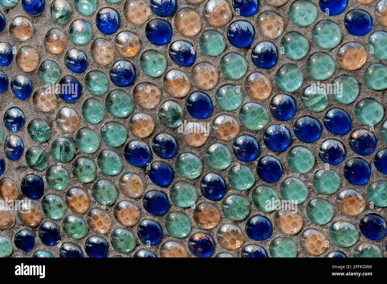 Gros plan de mosaïque de boules rondes bleu turquoise de verre dans le mur Banque D'Images
