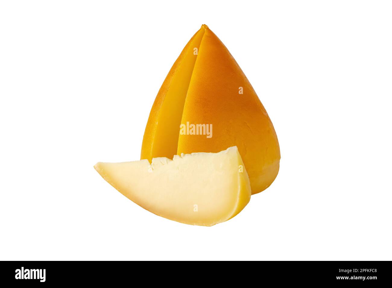 Tête et tranche de fromage espagnol smocké de Galice fait de lait de vache isolé sur blanc Banque D'Images