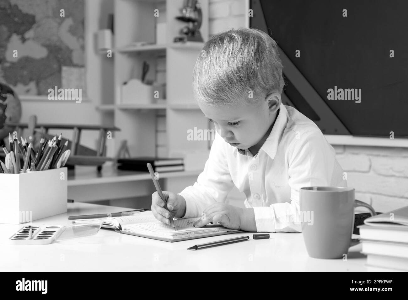 Après l'enseignement scolaire. Les enfants de l'école sont heureux en cours. Tutorat pour enfants. Enfants d'école. Salle de classe élémentaire. Banque D'Images