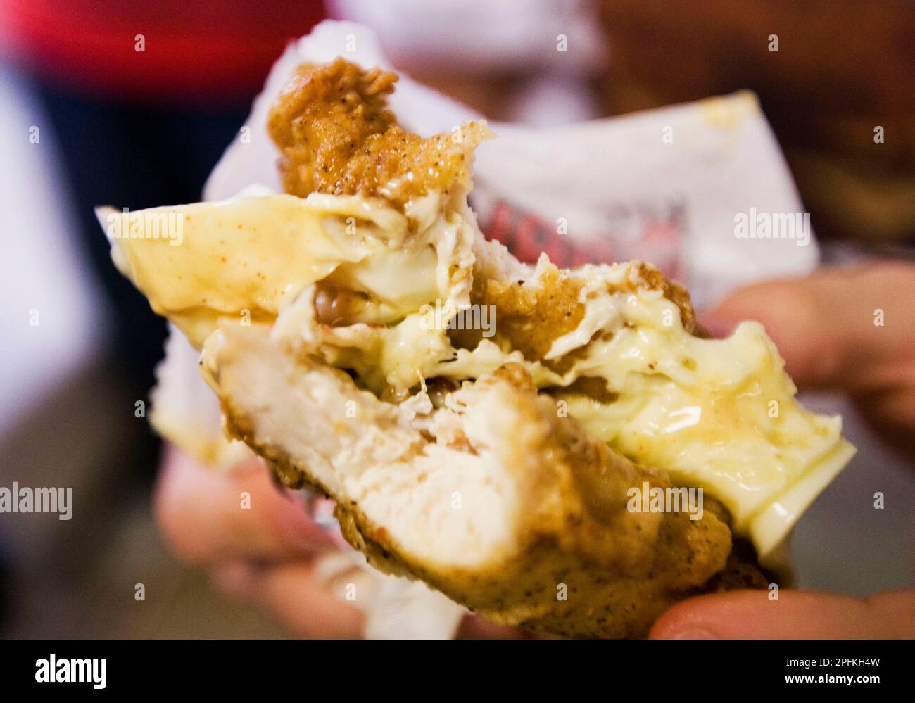 1 mars 2023 : pour la première fois depuis près d'une décennie, le poulet frit du Kentucky ramène le sandwich double. 13 avril 2010 - Columbia, Missouri, États-Unis - le nouveau sandwich KFC Double Down Fried Chicken. Avec deux filets de poulet frits, deux tranches de bacon, deux tranches de Monterey Jack et de poivre Jack et sauce au colonel. Le sandwich sans pain contient environ 500 calories et 1500mg de sodium. (Credit image: © Patrick T Fallon/ZUMA Press)1 mars 2023: Pour la première fois en près d'une décennie, le Kentucky Fried Chicken ramène le Double Down Sandwich. USAGE ÉDITORIAL UNIQUEMENT ! Banque D'Images