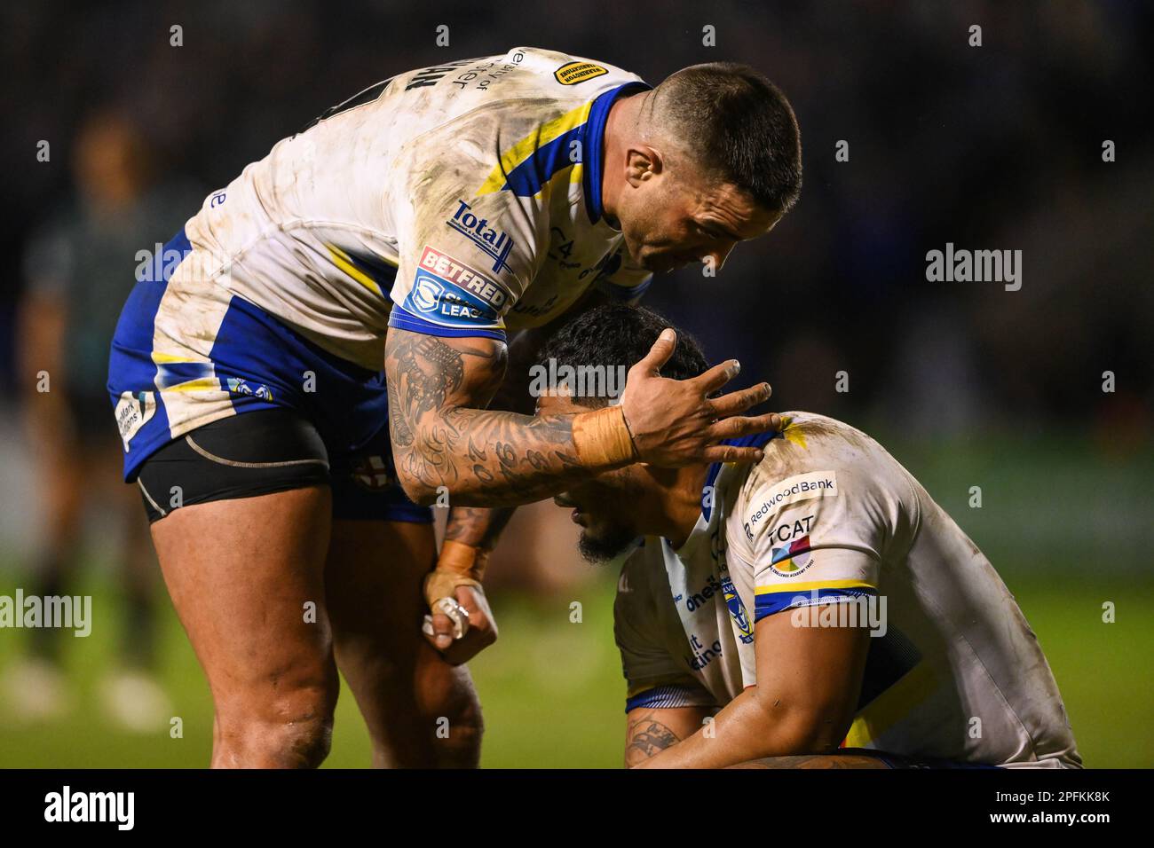 Paul Vaughan #10 de Warrington Wolves fête la victoire avec Tom Mikaele #18 lors du match de la Super League Round 5 de Betfred Warrington Wolves vs Leigh Leopards au Halliwell Jones Stadium, Warrington, Royaume-Uni, 17th mars 2023 (photo de Craig Thomas/News Images) Credit: News Images LTD/Alay Live News Banque D'Images