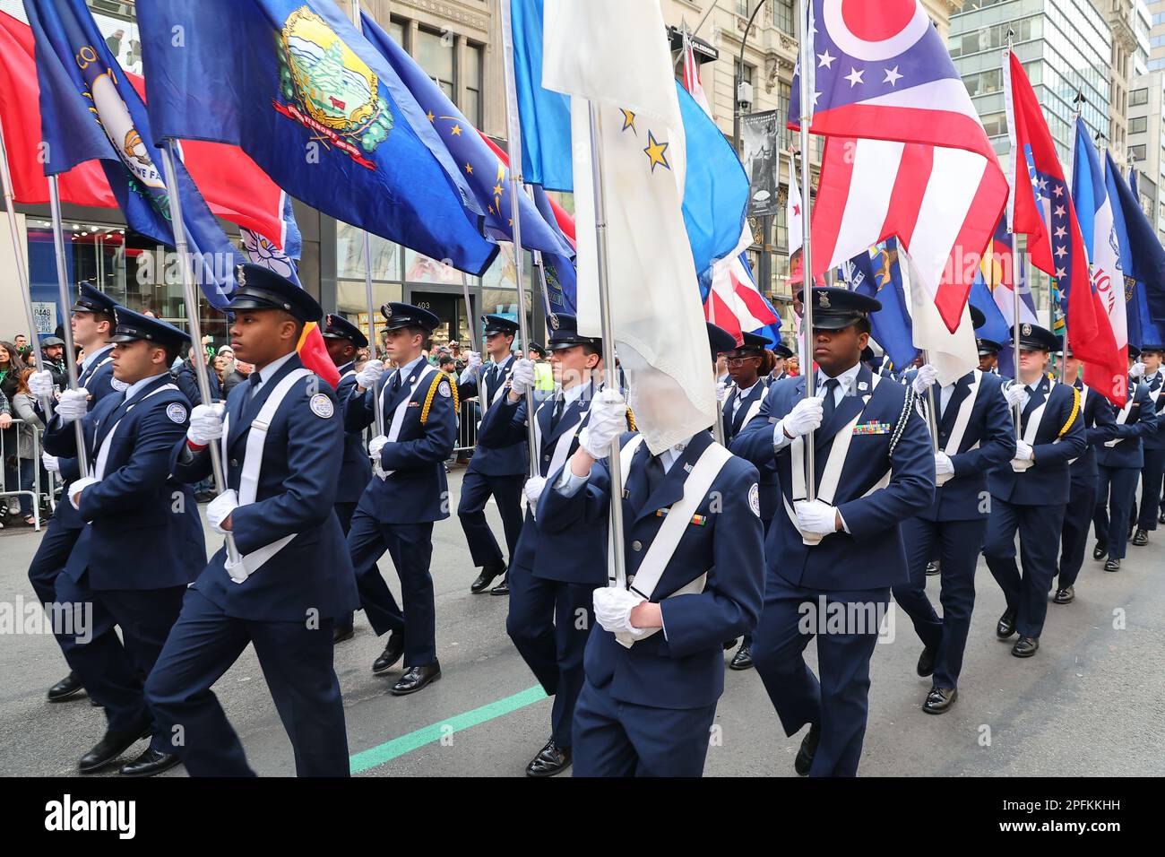 Randolph Macron Academy Band march dans le St. Patrick's Day Parade sur 17 mars 2023, à New York. (Photo : Gordon Donovan) Banque D'Images