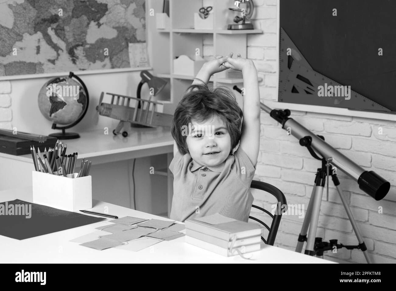 Enfant près du tableau noir dans la salle de classe de l'école. Les enfants de l'école sont heureux en cours. Banque D'Images