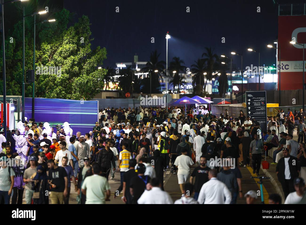Djeddah, Arabie Saoudite. 17th mars 2023. Fans autour de la piste pendant le Grand Prix d'Arabie Saoudite 2023 de Formule 1 STC, 2nd tour du Championnat du monde de Formule 1 2023 de 17 mars à 19, 2023 sur le circuit de la corniche de Djeddah, à Djeddah, Arabie Saoudite - photo: DPPI/DPPI/LiveMedia crédit: Agence photo indépendante/Alamy Live News Banque D'Images