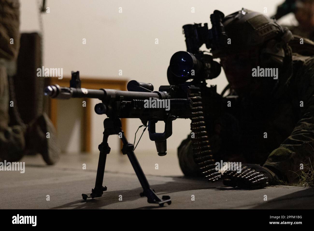 A ÉTATS-UNIS Marine avec l'équipe d'atterrissage du Bataillon 1/6, 26th unité expéditionnaire maritime, établit la sécurité tout en effectuant un raid pendant l'exercice MEU III sur fort AP Hill, Virginie, 14 mars 2023. Un raid est une mission qui nécessite une petite force pour pénétrer rapidement dans un territoire hostile afin de sécuriser des informations, de confondre l'ennemi ou de détruire ses installations, et se termine par un retrait prévu à l'achèvement de la mission. Le groupe de formation aux opérations expéditionnaires a organisé le MEUEX III dans le cadre de la troisième phase de la formation pré-déploiement du MEU de 26th pour assurer le partenariat entre les Marines et les marins Banque D'Images