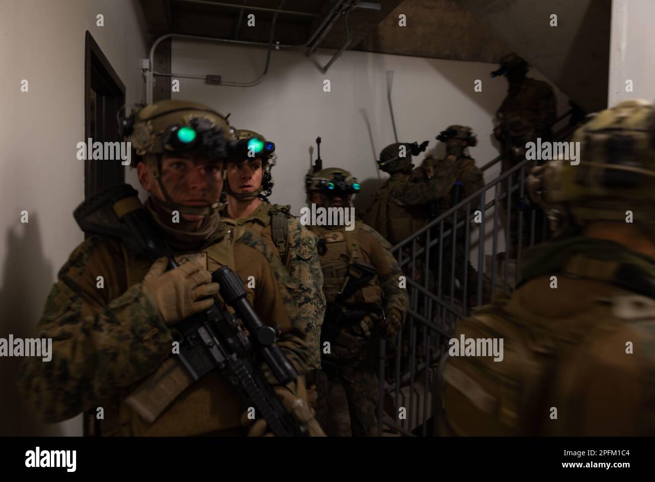 ÉTATS-UNIS Marines avec l'équipe de débarquement de Bataillon 1/6, 26th Marine Expeditionary Unit, exécute une simulation de raid pendant l'exercice MEU III (MEUEX) sur fort AP Hill, Virginie, 14 mars 2023. Un raid est une mission qui nécessite une petite force pour pénétrer rapidement dans un territoire hostile afin de sécuriser des informations, de confondre l'ennemi ou de détruire ses installations, et se termine par un retrait prévu à l'achèvement de la mission. Le groupe de formation aux opérations expéditionnaires a organisé le MEUEX III dans le cadre de la troisième phase de la formation pré-déploiement du MEU 26th pour assurer la sécurité de leurs marins et marins, en partenariat avec leur Nav Banque D'Images