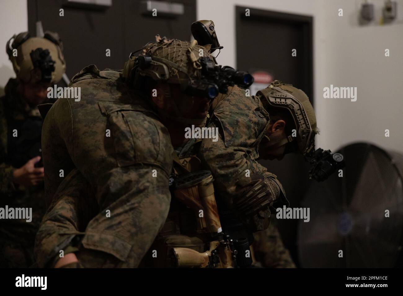 A ÉTATS-UNIS Marine avec l'équipe d'atterrissage du bataillon 1/6, 26th unité expéditionnaire maritime, transporte une victime simulée tout en effectuant un raid pendant l'exercice MEU III sur fort AP Hill, Virginie, 14 mars 2023. Un raid est une mission qui nécessite une petite force pour pénétrer rapidement dans un territoire hostile afin de sécuriser des informations, de confondre l'ennemi ou de détruire ses installations, et se termine par un retrait prévu à l'achèvement de la mission. Le groupe de formation aux opérations expéditionnaires a organisé le MEUEX III dans le cadre de la troisième phase de la formation pré-déploiement du MEU de 26th pour assurer la sécurité de leurs marins et marins, Banque D'Images