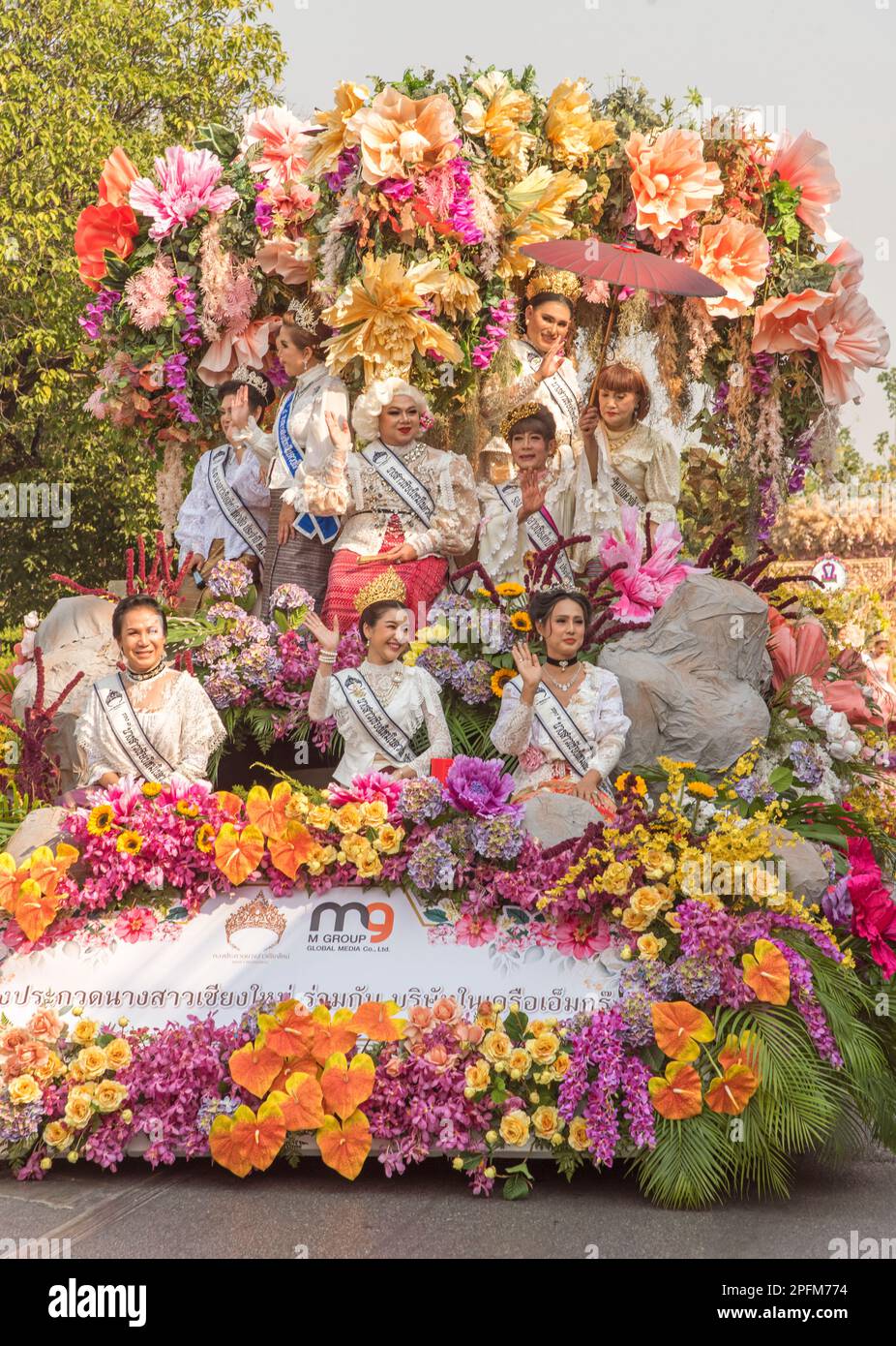 Float floral et participants, défilé du festival des fleurs de Chiang Mai 2023 Thaïlande Banque D'Images