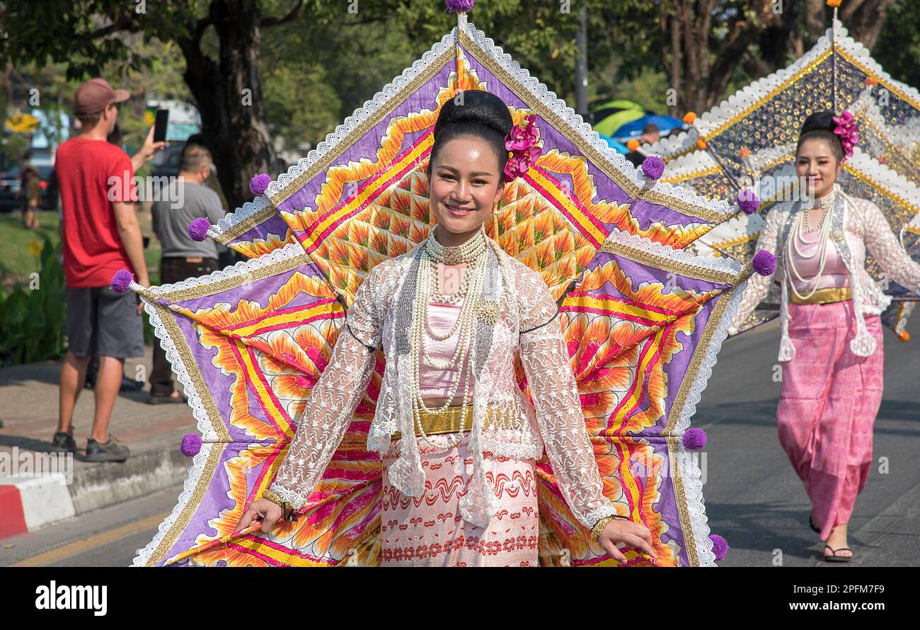 Participant, défilé du festival de fleurs de Chiang Mai 2023 Thaïlande Banque D'Images