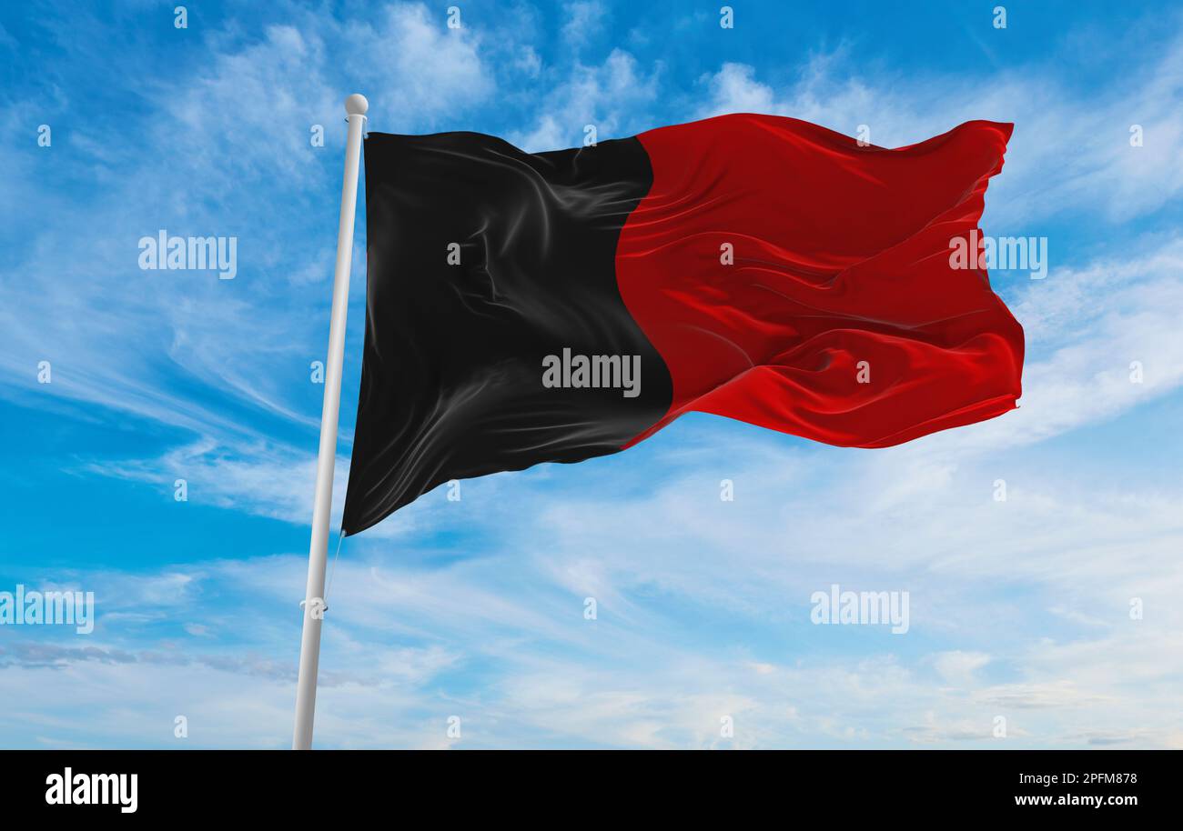 Drapeau des peuples GalloRomance Aostans sur fond ciel nuageux, vue