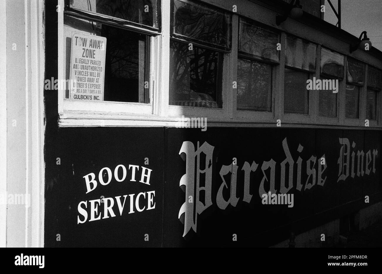 The Vintage Paradise Diner on Bridge St., la maison du sandwich Boott Mill à Lowell, Massachusetts. L'image a été capturée en noir et blanc analogique Banque D'Images