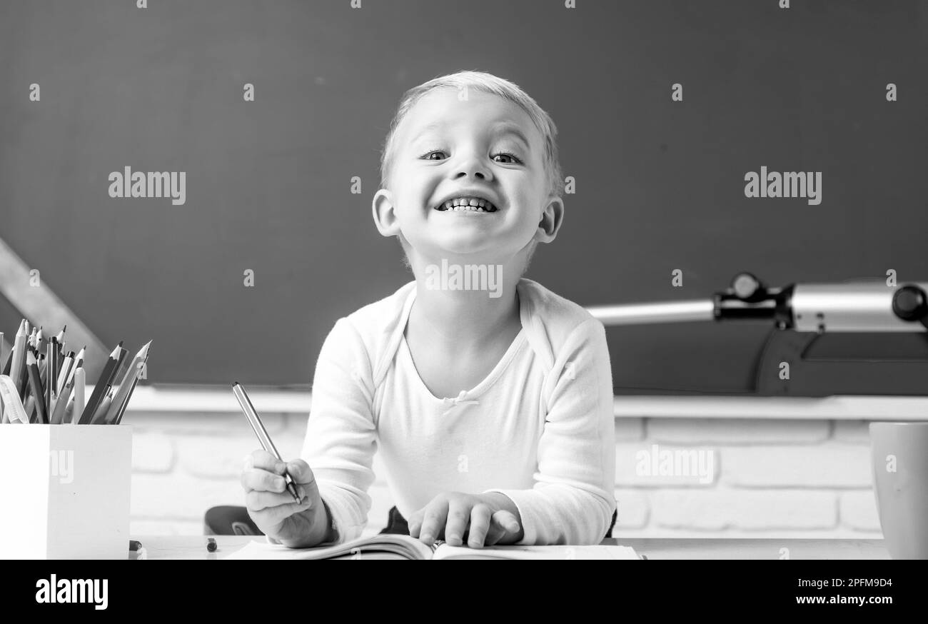 Portrait d'un élève drôle en classe. École primaire et éducation. Tutorat individuel. Banque D'Images