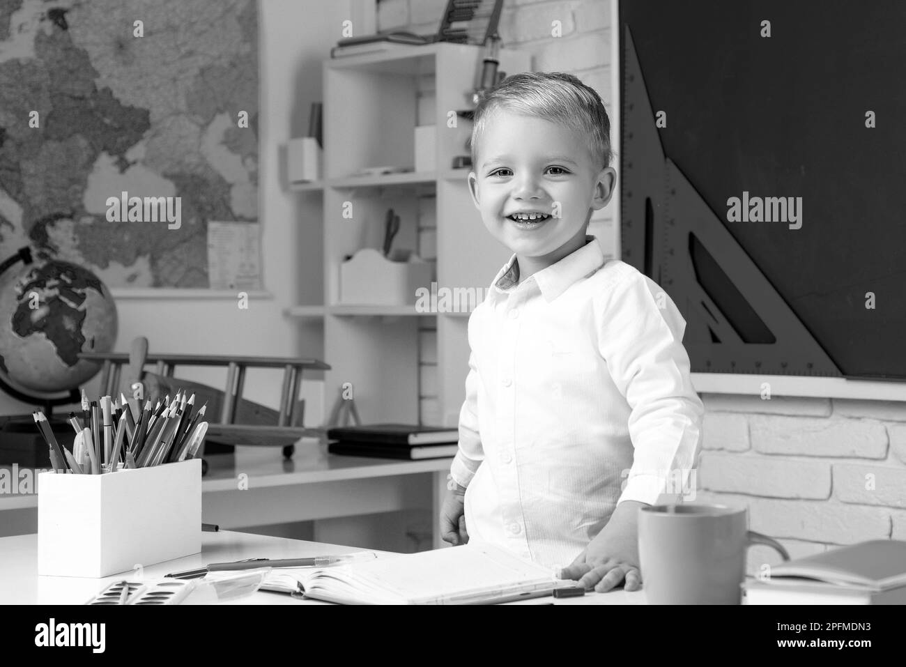 Les écoliers contre le tableau vert. École à la maison pour élève. Salle de classe de l'école élémentaire. École primaire. Banque D'Images