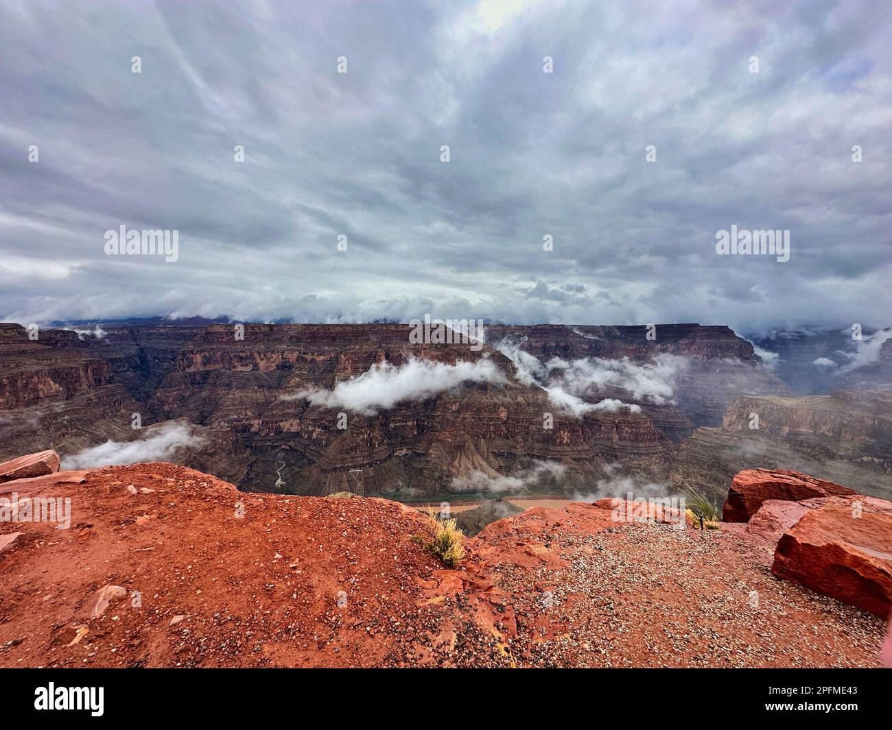 Dans les nuages, sur le plateau ouest du Grand Canyon. Guano point plein de nuages lors d'une journée froide humide de brouillard à l'une des sept merveilles du monde. Banque D'Images