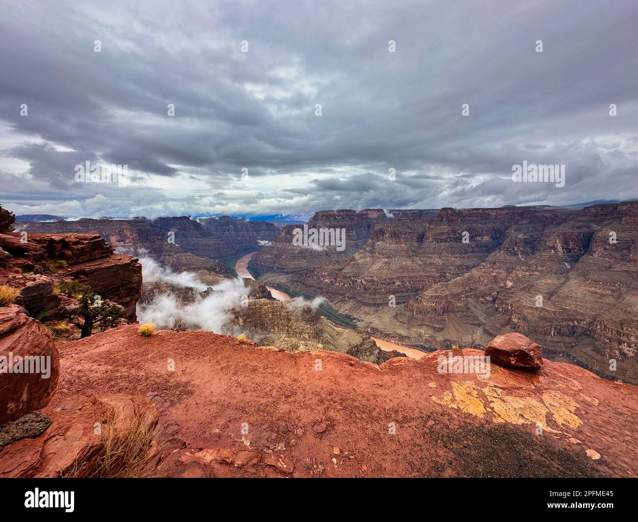 Dans les nuages, sur le plateau ouest du Grand Canyon. Guano point plein de nuages lors d'une journée froide humide de brouillard à l'une des sept merveilles du monde. Banque D'Images
