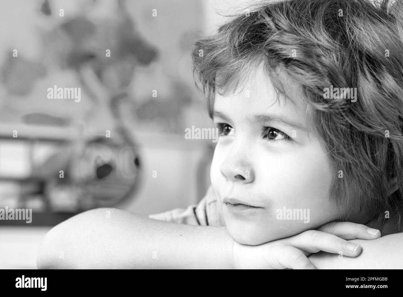 L'enfant se prépare à l'école. Salle de classe de l'école élémentaire. École à la maison pour élève. Banque D'Images