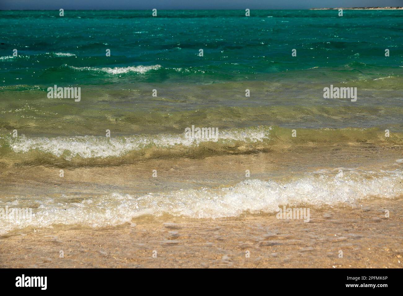 Petites vagues se brisant sur la plage, l'océan Indien, le parc national de Cape Range, Australie du Nord-Ouest Banque D'Images