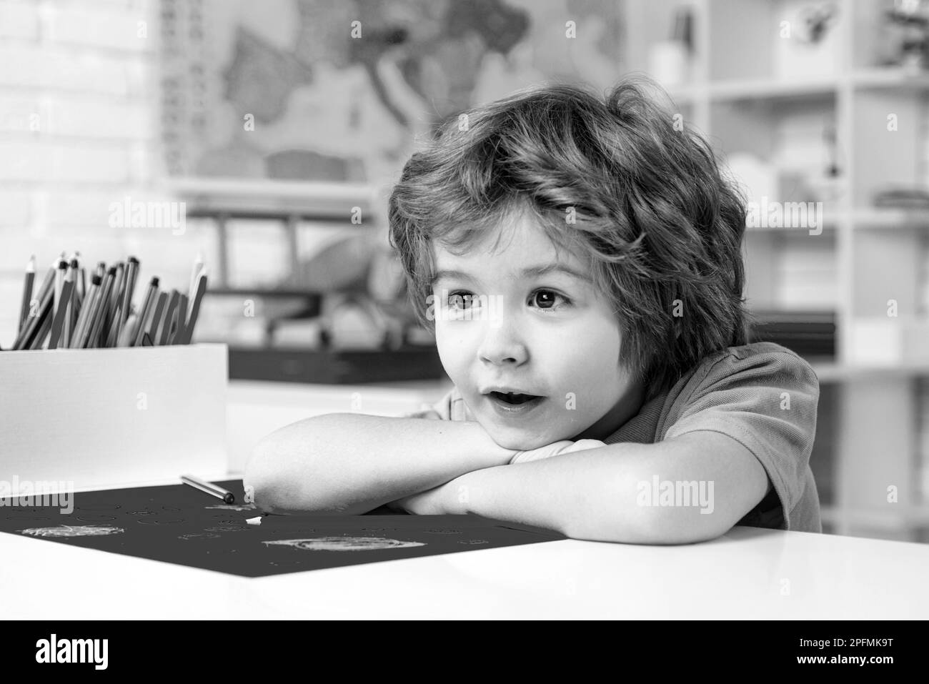 Joli visage de la pupille, gros plan. Concept d'apprentissage et d'éducation. Enfant mignon garçon en classe. Banque D'Images