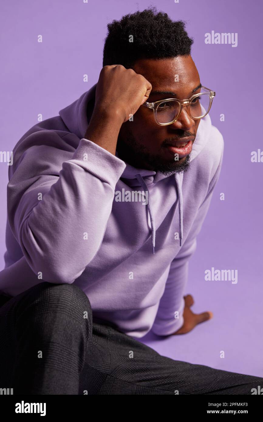 Portrait de mode de beau homme africain. Look de mode monochrome Photo Stock Alamy