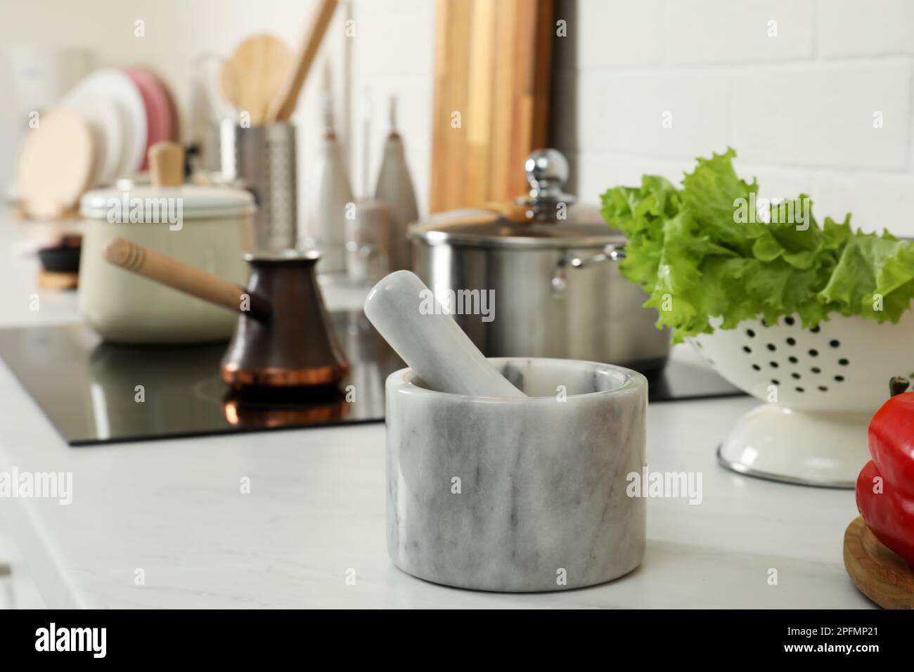 Mortier de marbre avec pilon sur le comptoir de cuisine. Ustensiles de cuisine Banque D'Images