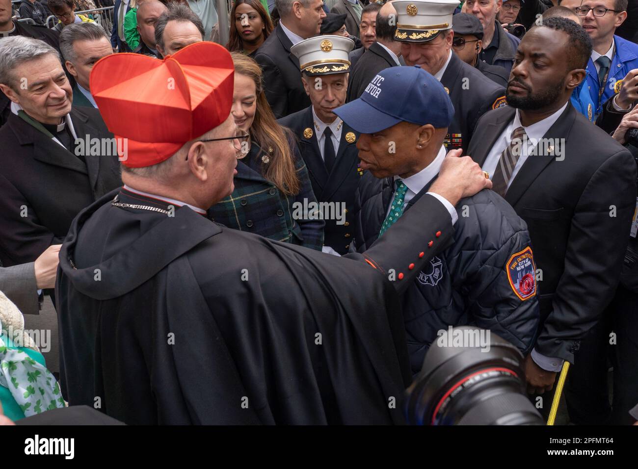 NEW YORK, NEW YORK - MARS 17 : l'archevêque de New York, le cardinal Timothy Dolan, la commissaire du service des incendies de New York, Laura Kavanagh, et le maire de New York, Eric Adams, participent au St. Patrick's Day Parade le long de 5th Avenue sur 17 mars 2023 à New York. Banque D'Images