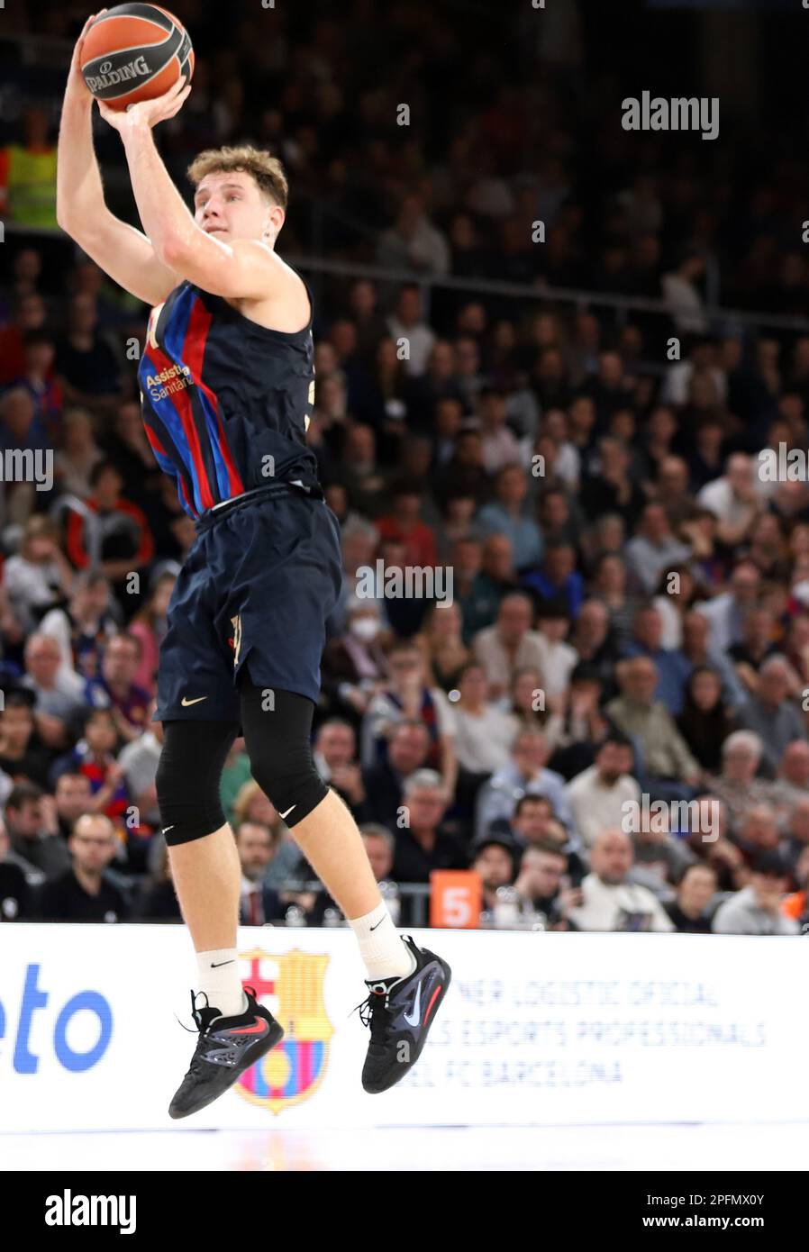 Sabadell, Barcelone, Espagne. 17th mars 2023. Barcelone Espagne 17.03.2023 Rokas Jokubaitis (FC Barcelone ) contrôle le ballon lors du match de basket-ball Euroligue entre le FC Barcelone et Crvenza Zveda Belgrade au Palau Blaugrana le 17 mars 2022 à Barcelone. (Credit image: © Xavi Urgeles/ZUMA Press Wire) USAGE ÉDITORIAL SEULEMENT! Non destiné À un usage commercial ! Crédit : ZUMA Press, Inc./Alay Live News Banque D'Images