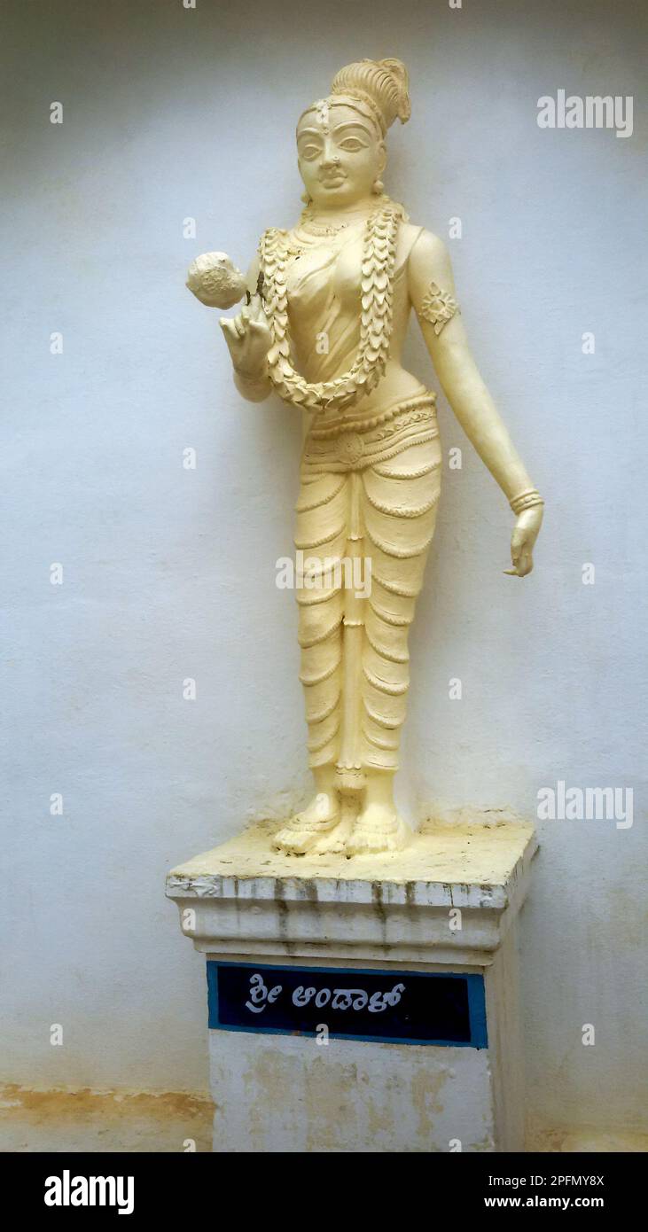 La statue d'Andal, également connue sous le nom de Kothai, Nachiyar et Godadevi, était la seule femme Alvar parmi les douze poète-saints hindous de l'Inde du Sud. Banque D'Images