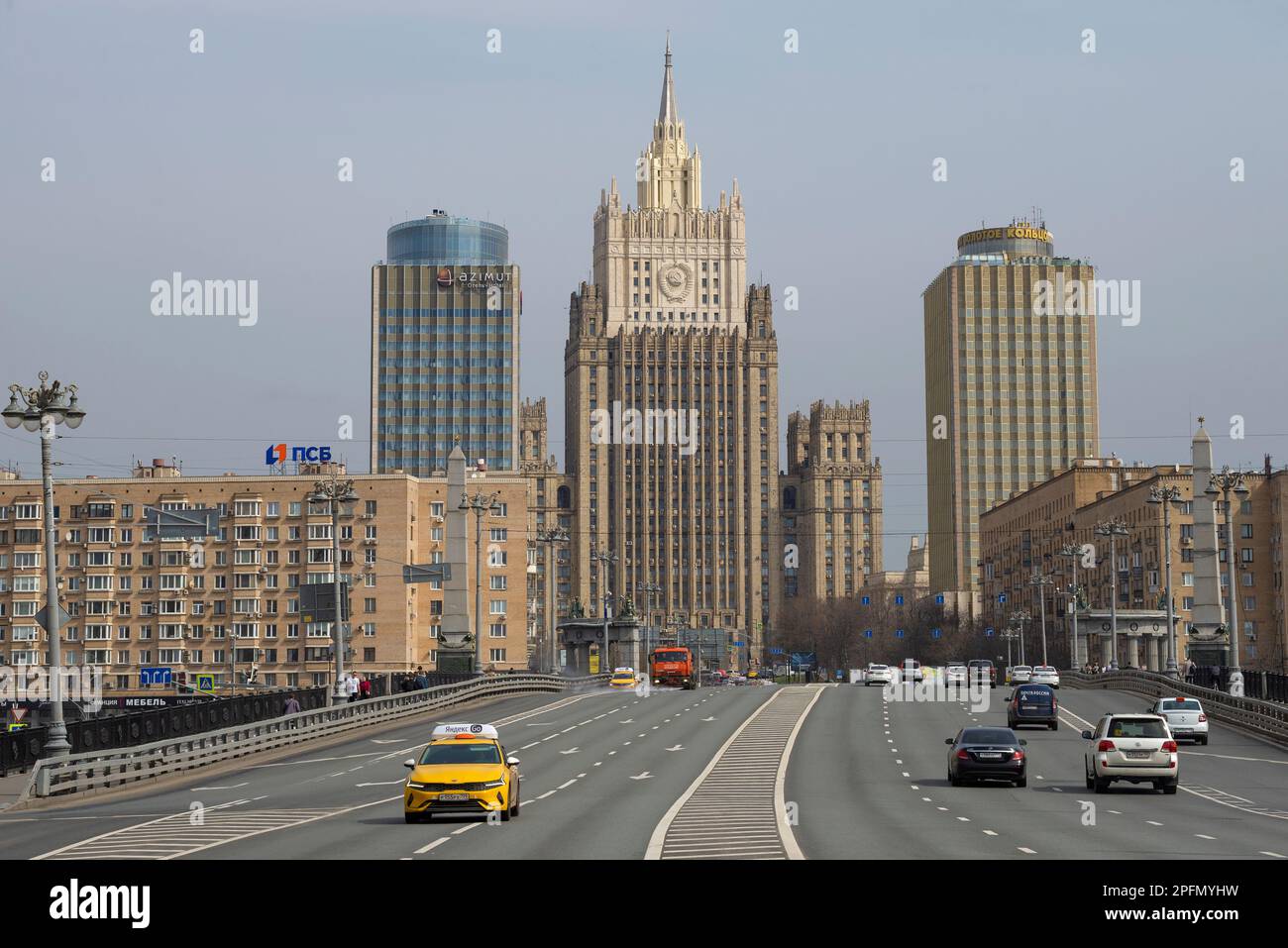 MOSCOU, RUSSIE - 14 AVRIL 2021 : la construction du Ministère des Affaires étrangères dans le paysage urbain, dans l'après-midi d'avril Banque D'Images