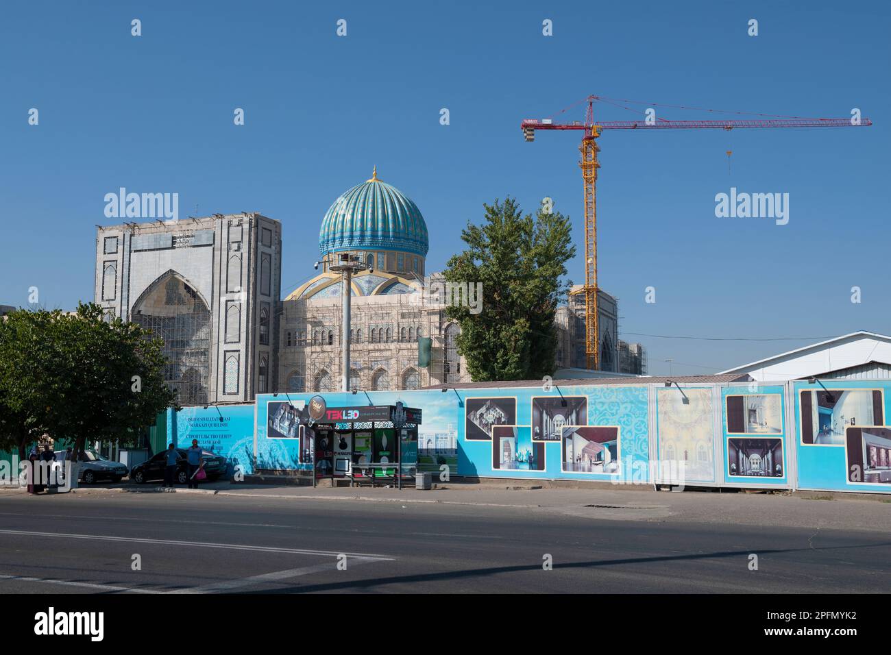 TACHKENT, OUZBÉKISTAN - 03 SEPTEMBRE 2022 : vue d'ensemble de la construction du Centre de la civilisation islamique par une journée ensoleillée Banque D'Images