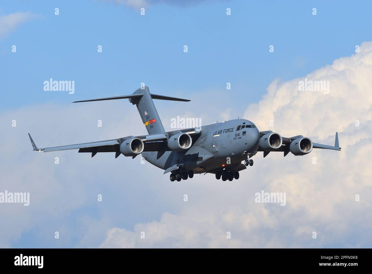 Tokyo, Japon - 30 décembre 2021 : Boeing C-17A Globemaster III de la Force aérienne des États-Unis. Banque D'Images