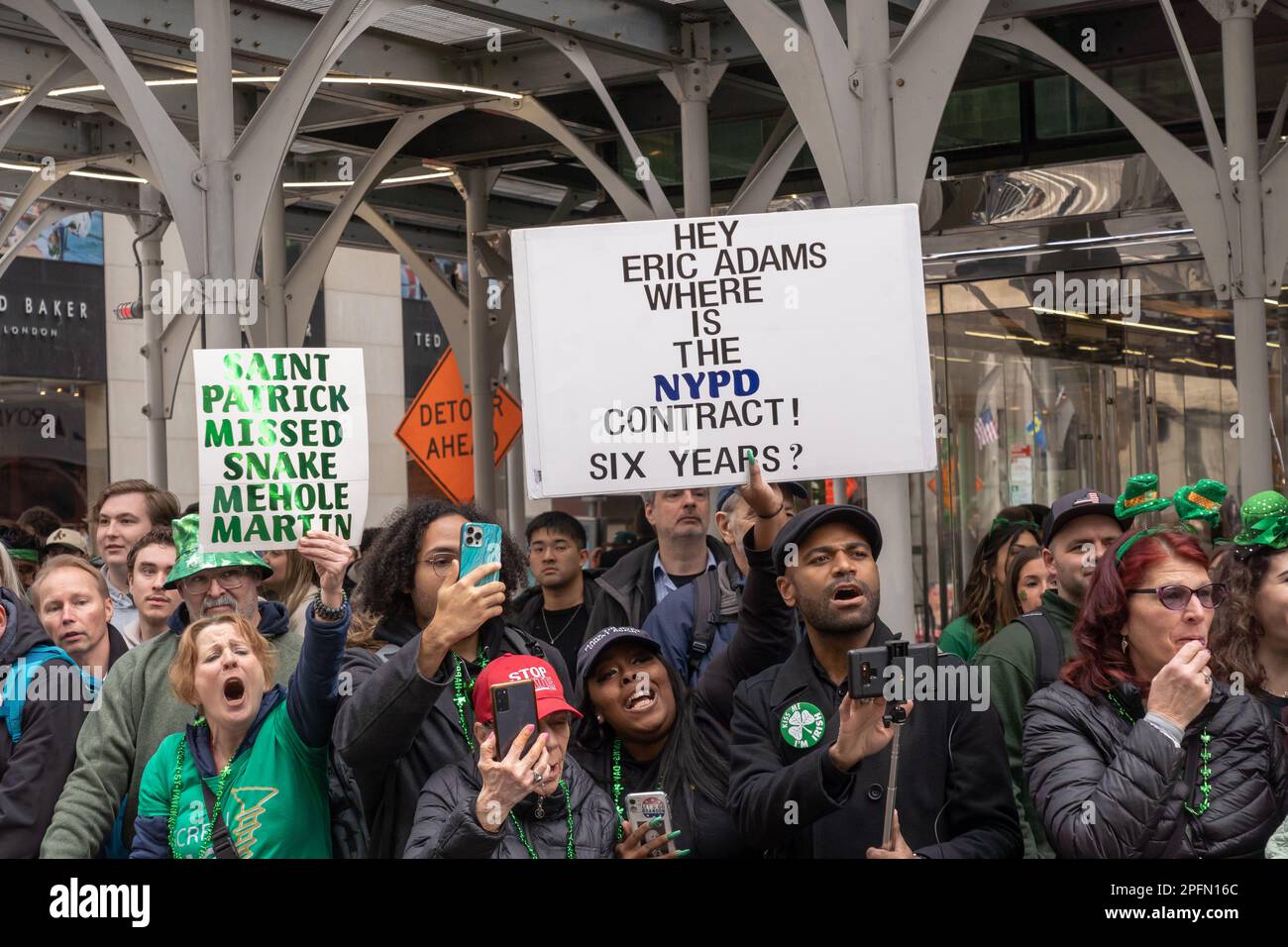 New York, États-Unis. 17th mars 2023. Un manifestant appelle le maire Adams sur les contrats de la NYPD à la St. Patrick's Day Parade le long de 5th Avenue à New York. Crédit : SOPA Images Limited/Alamy Live News Banque D'Images