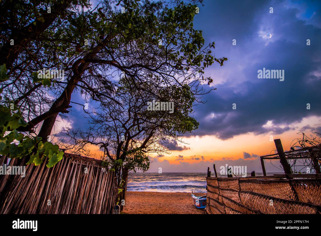 Un ciel de coucher de soleil dans une plage à Arugam Bay, Sri Lanka Banque D'Images