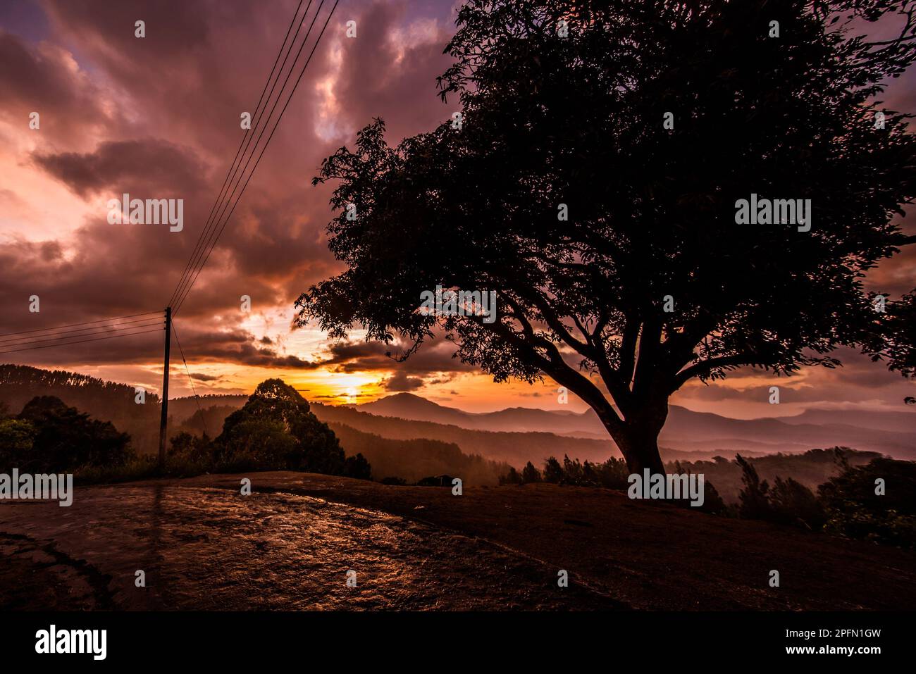 Un coucher de soleil sur des collines brumeuses Banque D'Images