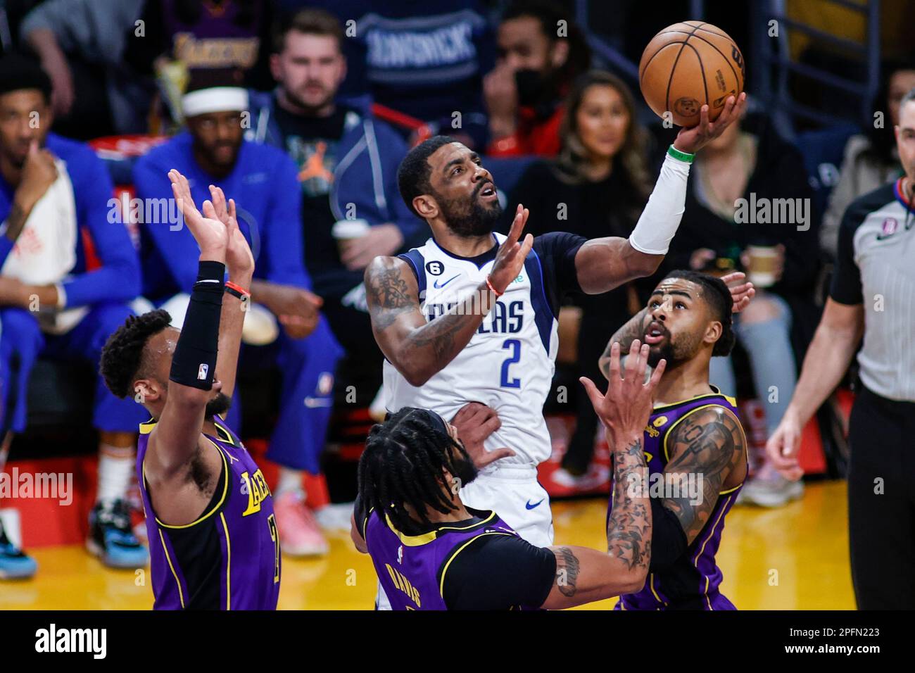 Los Angeles, Californie, États-Unis. 17th mars 2023. Le garde Kyrie Irving (HAUT C) de Dallas Mavericks va dans le panier sous la pression de Los Angeles Lakers garde Troy Brown Jr (L), l'avant Anthony Davis (BAS C) et d'Angelo Russell (R) lors d'un match de basket-ball de la NBA à la Crypto.com Arena, vendredi, 17 mars 2023, à Los Angeles. (Credit image: © Ringo Chiu/ZUMA Press Wire) USAGE ÉDITORIAL SEULEMENT! Non destiné À un usage commercial ! Banque D'Images