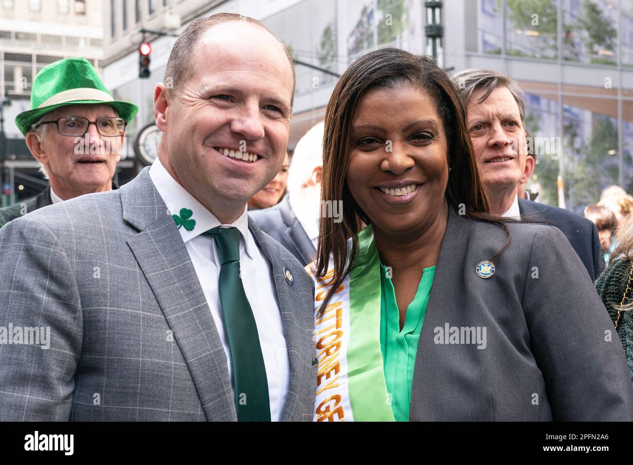 Le sénateur d'État Timothy Kennedy et le procureur général Letitia James assistent chaque année à St. Patrick's Day Parade sur 5th Avenue à New York sur 17 mars 2023 Banque D'Images