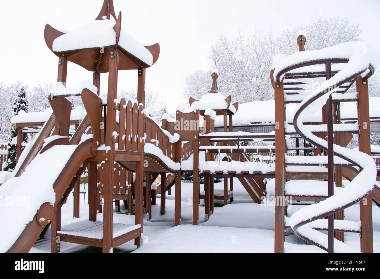 Balançoire pour enfants en hiver dans un parc dans la neige en Ukraine dans la ville de Dnipro, hiver dans la ville Banque D'Images
