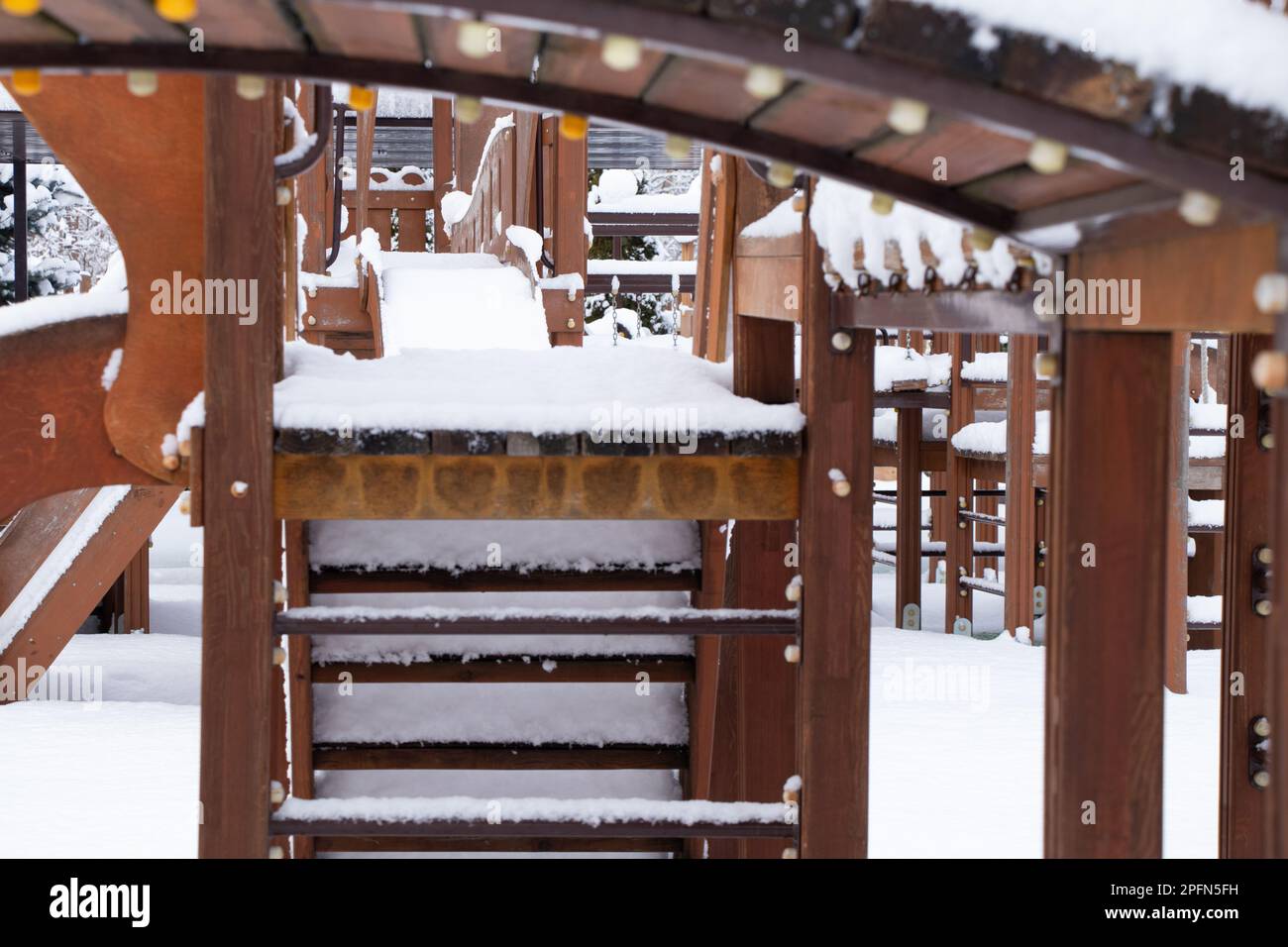 Balançoire pour enfants en hiver dans un parc dans la neige en Ukraine dans la ville de Dnipro, hiver dans la ville Banque D'Images